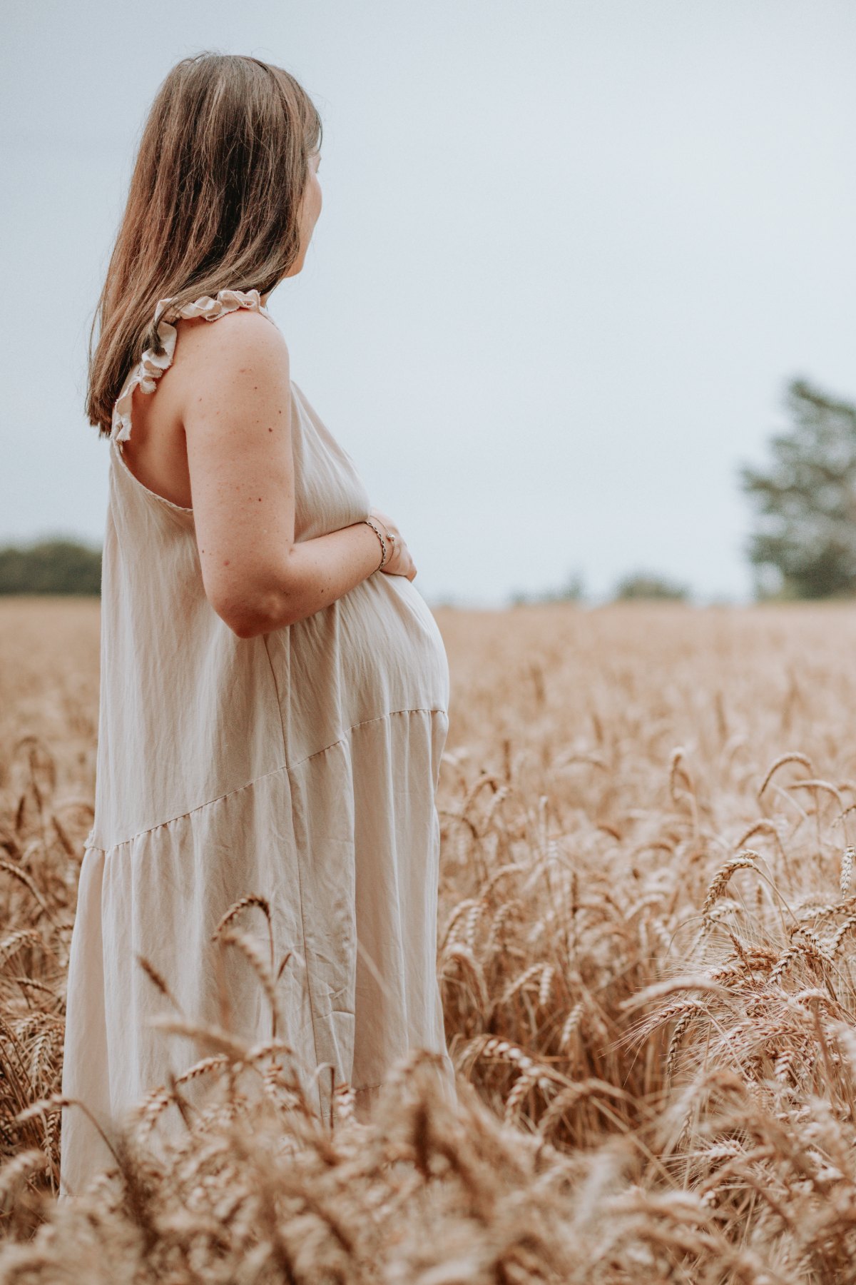 Adeline enceinte, dans un champ de blé